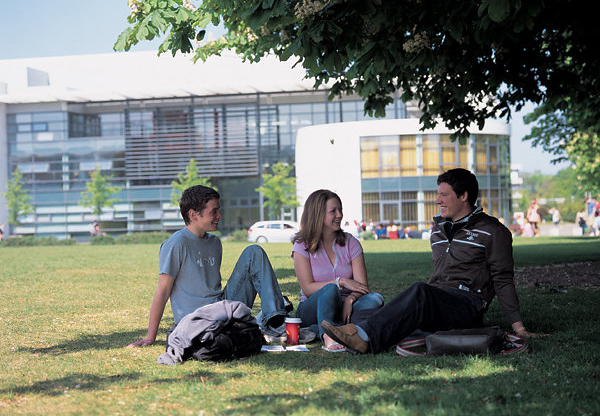 UCDStudentsoutsideUCDQuinnSchool